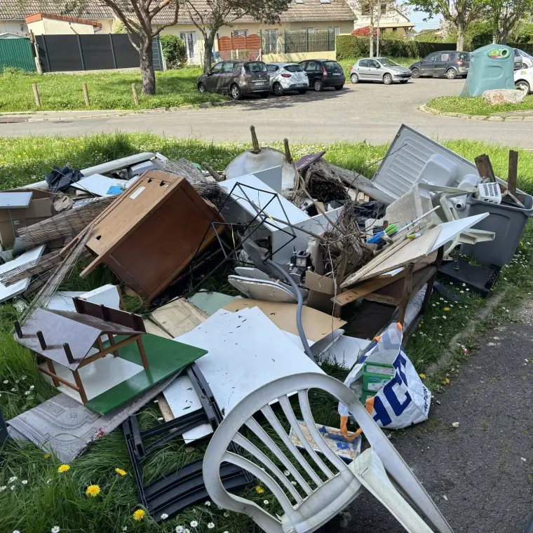 Meubles et encombrants divers rassemblés en bord de trottoir