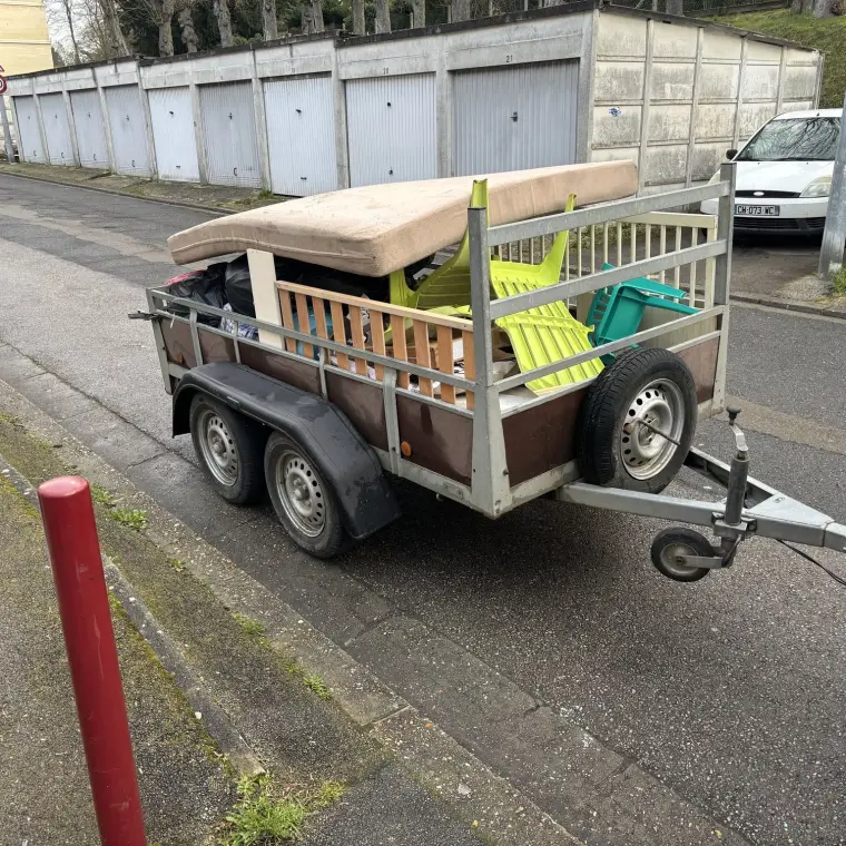 Remorque chargée d’un matelas, de chaises et d’une palette pour évacuation